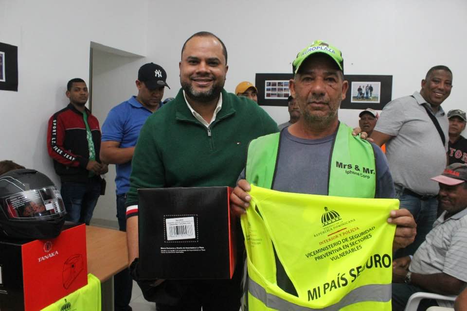 Alcalde Yunior Torres entrega canastas navideñas, bonos, casco protector y chaleco a Motoconchos de jarabacoa.