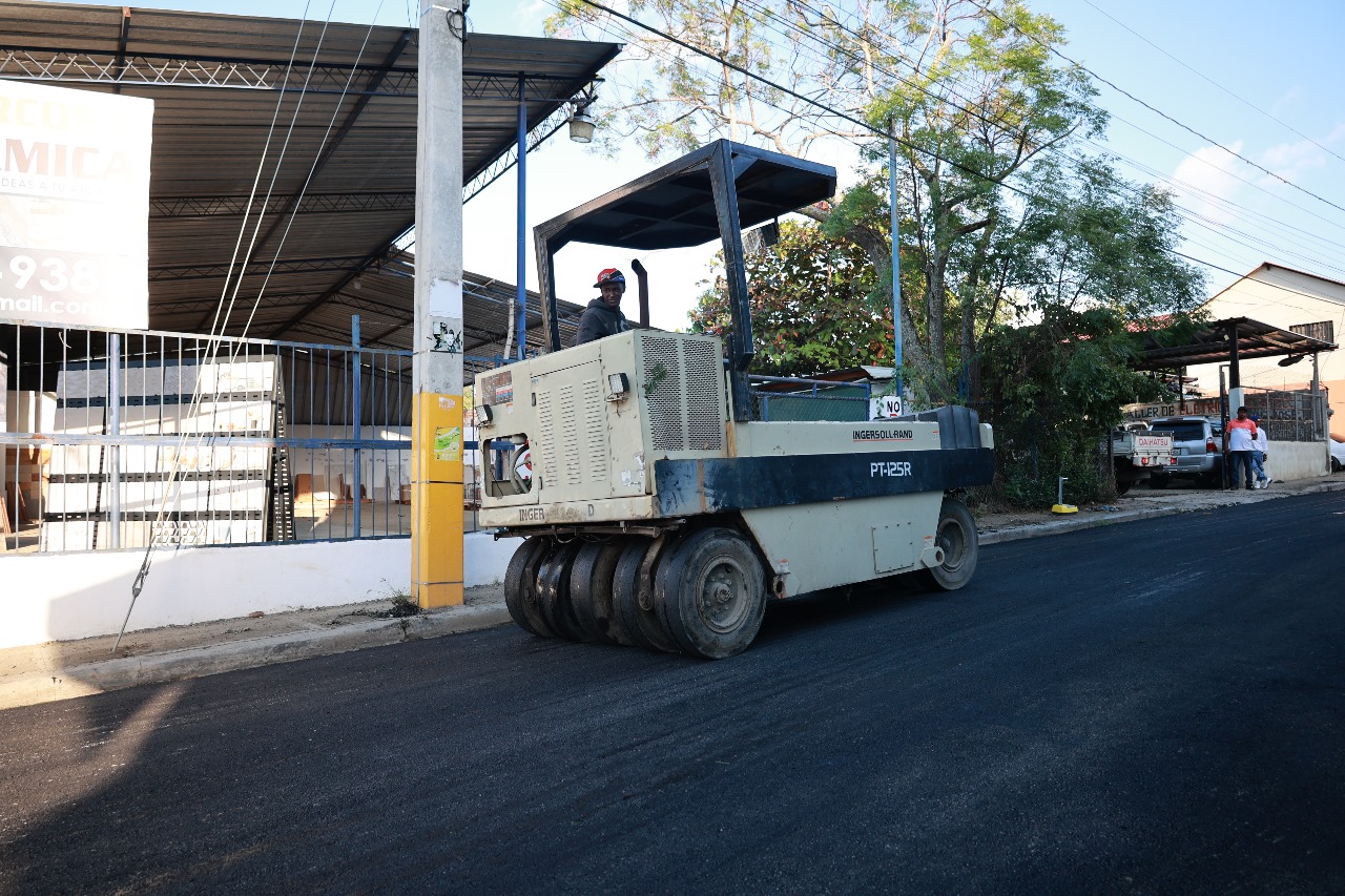 MOPC y ayuntamiento asfaltan calles en distintos sectores