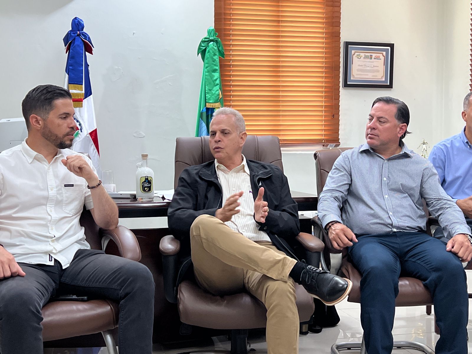 EL Alcalde de Jarabacoa, Lic.  Joselito Abreu, recibe visita de cortesía de otros Alcaldes