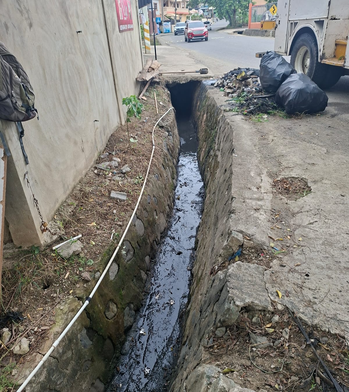 Unidad de Obras Municipales de Jarabacoa realiza trabajos preventivos de limpieza en la carretera Palo Blanco