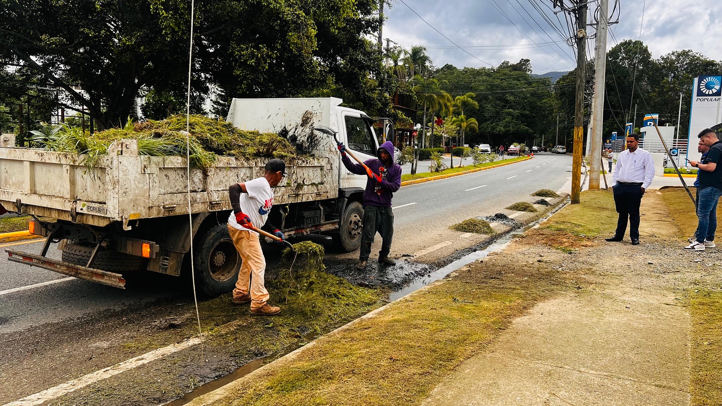 Brigadas Municipales de Jarabacoa Realizan Jornada de Limpieza en la Avenida La Confluencia tras Lluvias por Tormenta Tropical Melissa