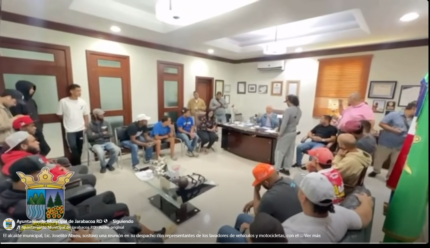 El alcalde municipal, Lic. Joselito Abreu, sostuvo una reunión en su despacho con representantes de los lavadores de vehículos y motocicletas