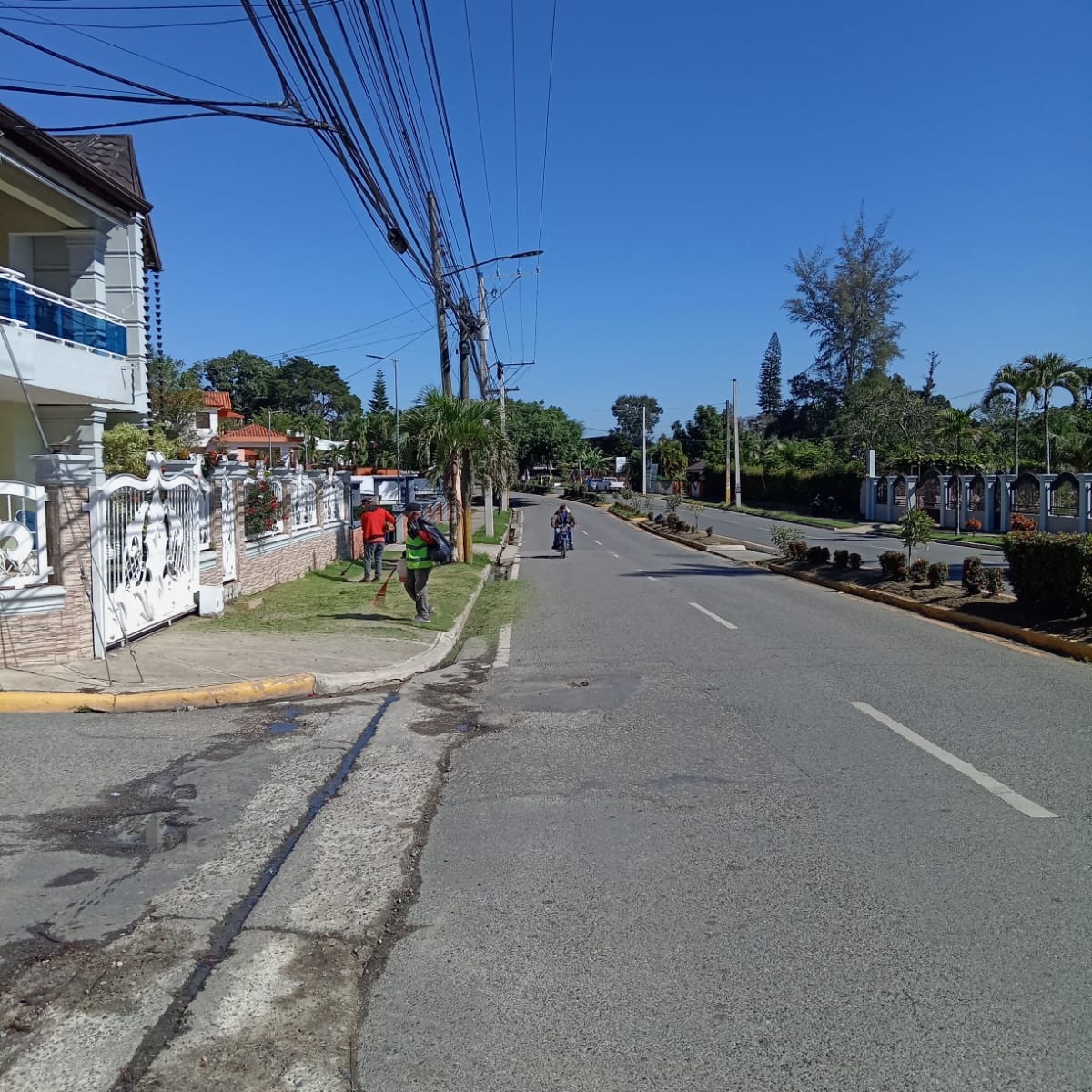 Alcalde municipal, Lic. Joselito Abreu, la brigada de limpieza del Departamento de Aseo y Ornato realizó en la mañana de hoy labores de mantenimiento y saneamiento en la carretera Federico Basilis