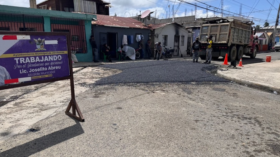El Departamento de Obras Municipales, con la colaboración del Ministerio de Obras Públicas, continúa sin descanso un amplio operativo de bacheo en distintos sectores del municipio.