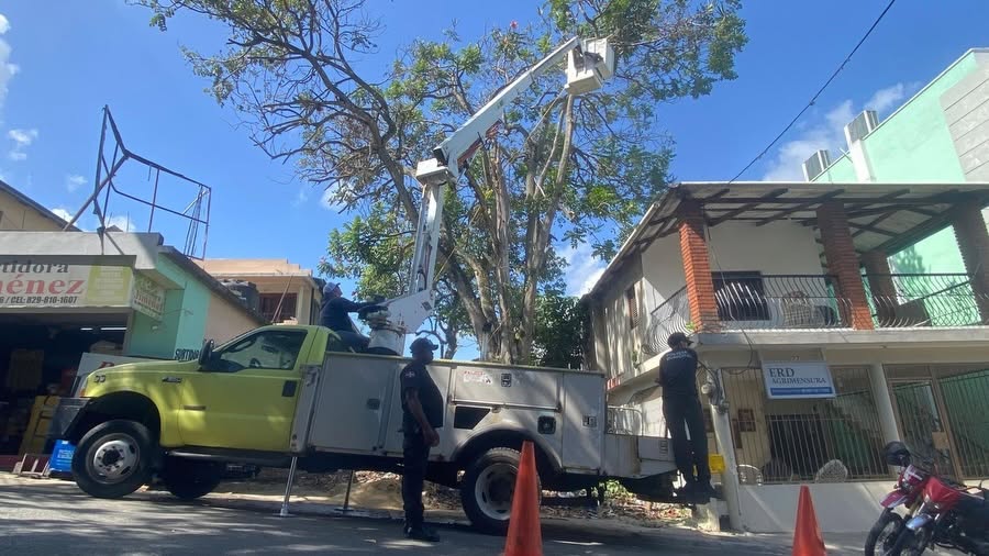 «Departamento de Gestión Ambiental Atiende a la Ciudadanía y Realiza Intervenciones en la Calle 16 de Agosto para Mejorar la Seguridad y el Bienestar de los Residentes
